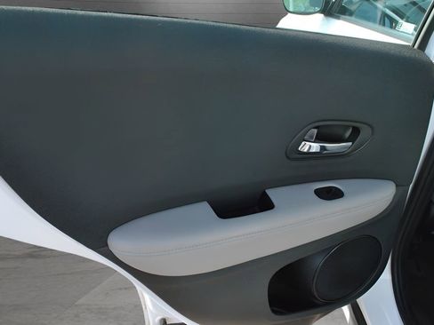 Used 2020 Honda HR-V LX image 9