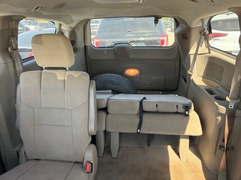 Used 2011 Chrysler Town & Country Touring w/ Driver Convenience Group FWD image 8