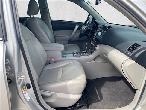 Used 2013 Toyota Highlander SE FWD image 29