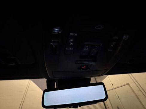 Used 2025 Toyota Sienna Limited image 11