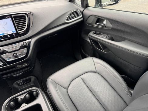 Used 2025 Chrysler Pacifica Select image 16