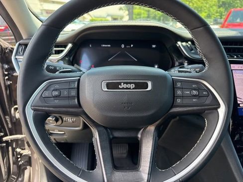 Used 2023 Jeep Grand Cherokee Limited w/ Luxury Tech Group II AWD/4WD image 10