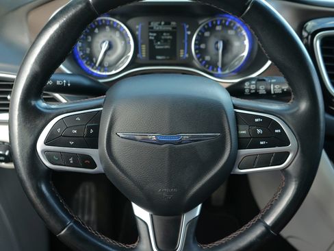 Used 2018 Chrysler Pacifica Touring-L FWD image 16