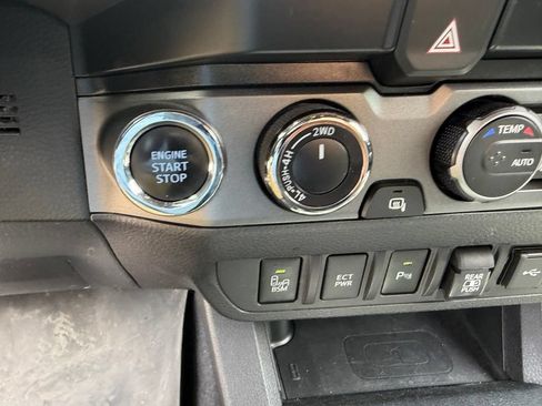 Used 2022 Toyota Tacoma TRD Off-Road w/ Technology Package AWD/4WD image 29