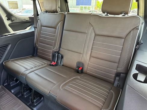 Used 2025 GMC Yukon Denali Ultimate w/ LPO, Illumination Package AWD/4WD image 10