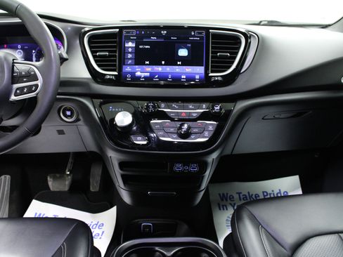Used 2025 Chrysler Voyager LX FWD image 19