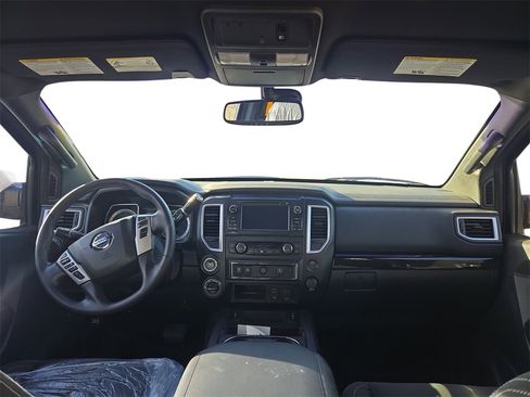 Used 2018 Nissan Titan SV w/ SV Convenience Package image 5