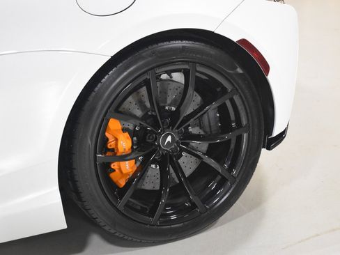 Used 2023 McLaren Artura image 7