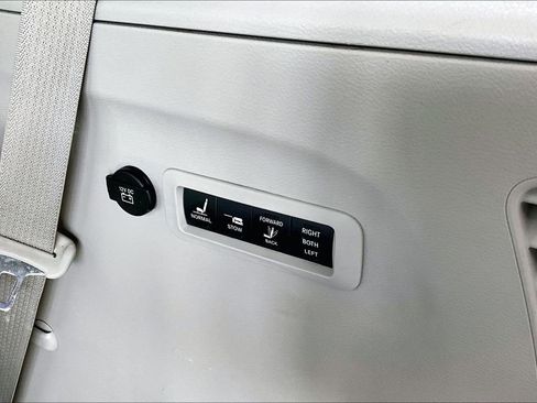 Used 2017 Chrysler Pacifica Limited FWD image 25