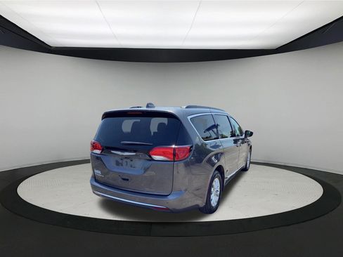 Used 2017 Chrysler Pacifica Touring-L FWD image 8