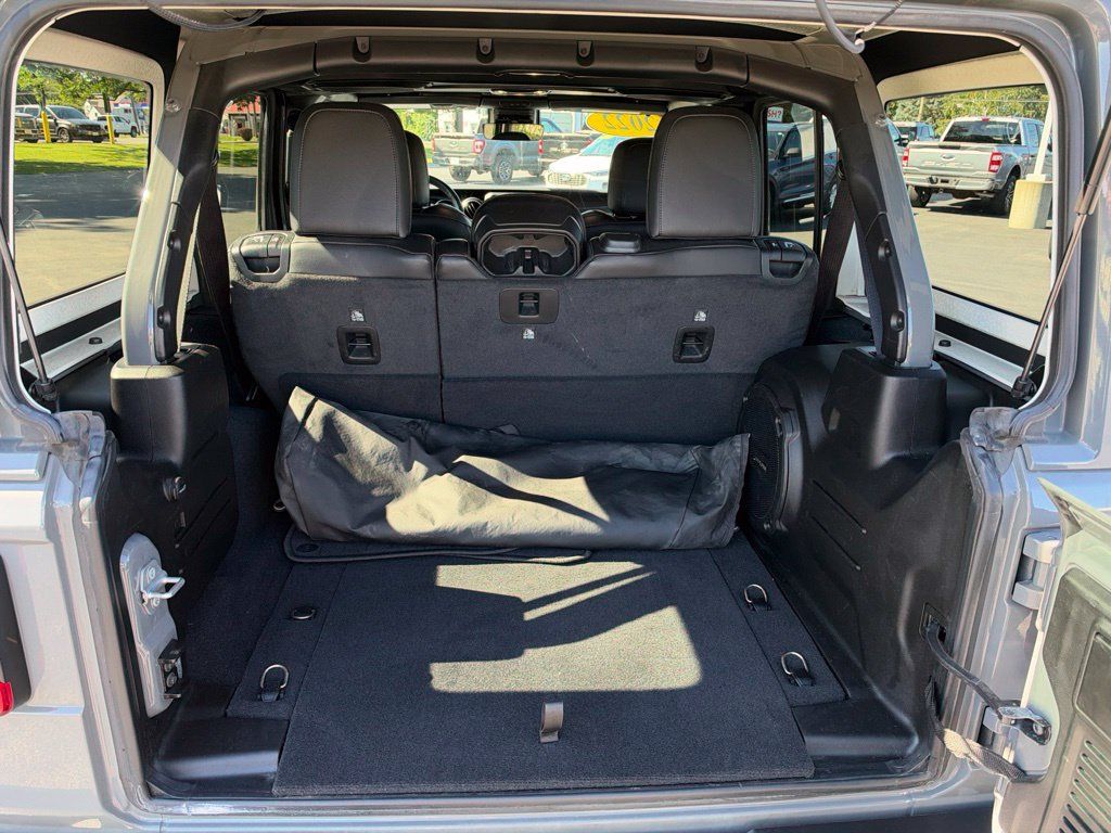 Used 2022 Jeep Wrangler Unlimited Sahara AWD/4WD image 9