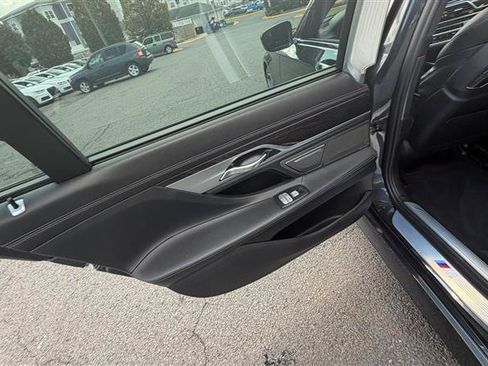 Used 2018 BMW 750i RWD image 23