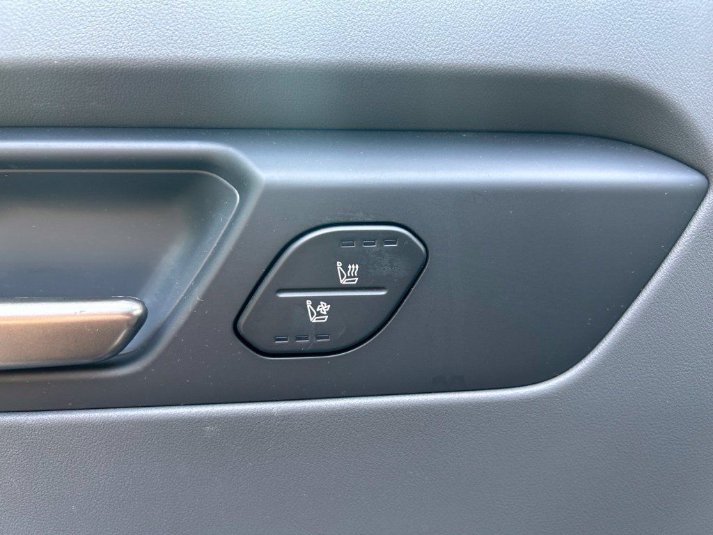 Used 2024 Kia EV9 Light Long Range RWD image 6