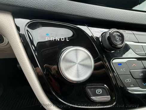 Used 2020 Chrysler Voyager L FWD image 20
