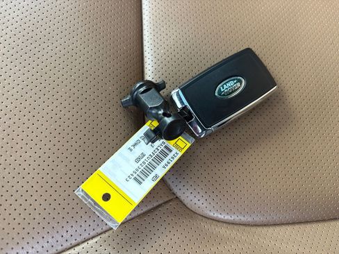 Used 2025 Land Rover Defender 130 X-Dynamic SE image 29