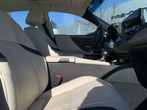 Certified 2025 Lexus ES 300h w/ Luxury Package image 35