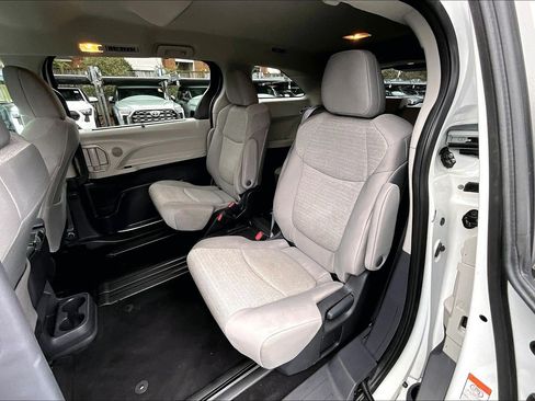 Used 2024 Toyota Sienna LE image 24
