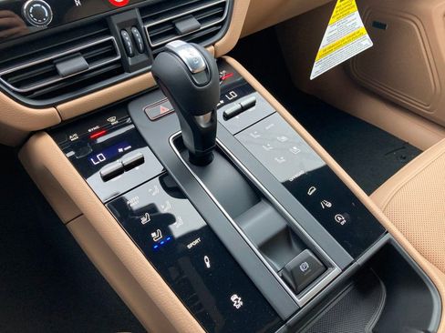 Used 2025 Porsche Macan image 26