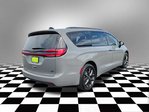 Used 2023 Chrysler Pacifica Touring-L w/ S Appearance Package AWD/4WD image 8