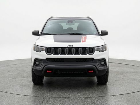 Used 2025 Jeep Compass Trailhawk AWD/4WD image 2