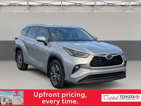 Used 2022 Toyota Highlander XLE AWD/4WD image 2