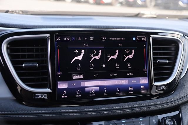 Used 2025 Chrysler Pacifica Limited FWD image 19