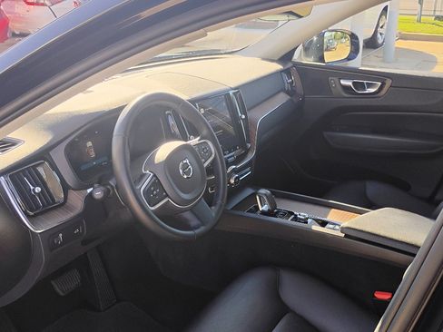 Used 2022 Volvo XC60 B5 Momentum image 12