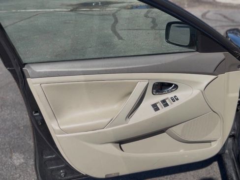 Used 2011 Toyota Camry LE image 8