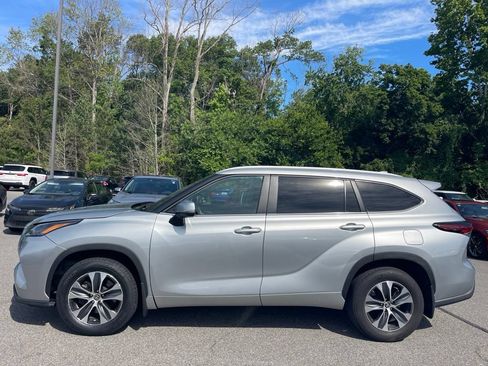 Used 2024 Toyota Highlander XLE AWD/4WD image 2