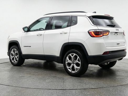 Used 2025 Jeep Compass Latitude AWD/4WD image 6