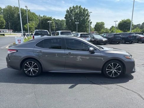 Used 2020 Toyota Camry SE FWD image 5
