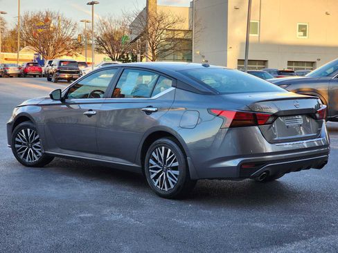 Used 2023 Nissan Altima 2.5 SV w/ SV Premium Package image 2