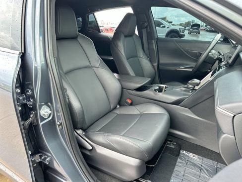 Used 2024 Toyota Venza XLE AWD/4WD image 23