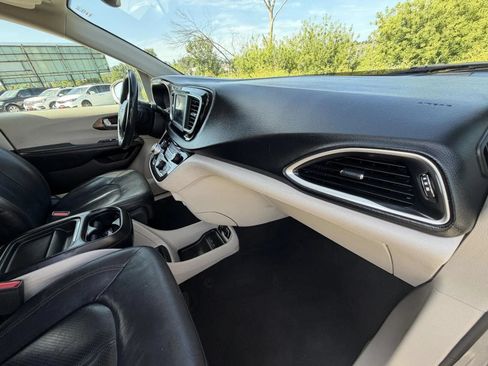 Used 2019 Chrysler Pacifica Touring-L FWD image 13