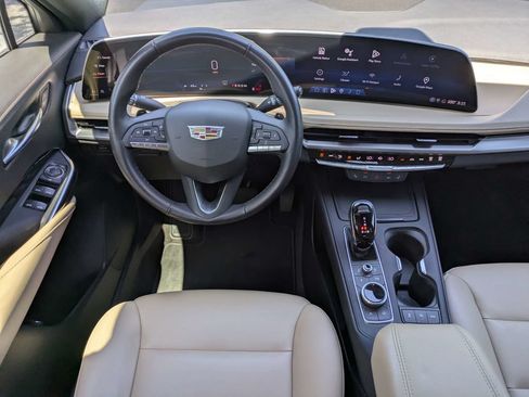 Used 2024 Cadillac XT4 Luxury w/ Cold Weather Package FWD image 19