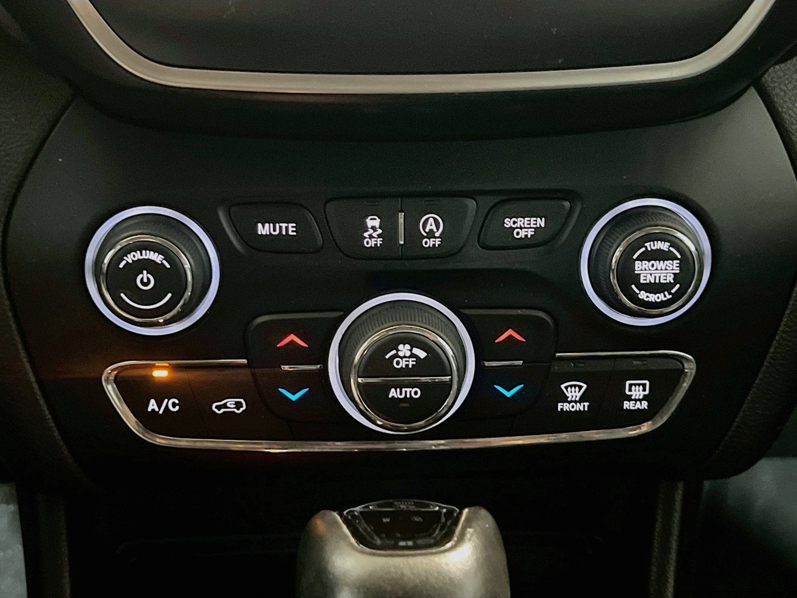 Used 2019 Jeep Cherokee Latitude Plus FWD image 11