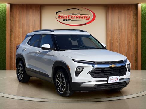 Used 2024 Chevrolet TrailBlazer LT w/ LT Cold Weather Package FWD image 3