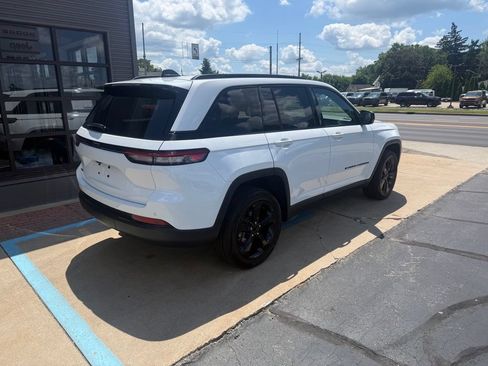 Used 2023 Jeep Grand Cherokee Altitude AWD/4WD image 11