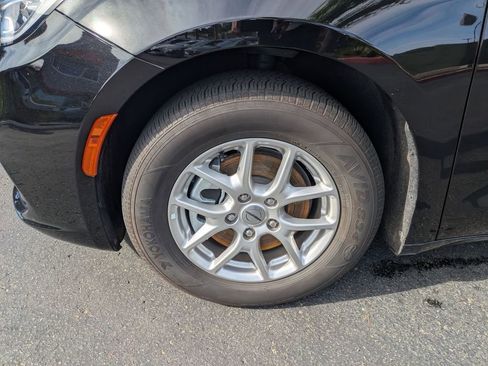 Used 2025 Chrysler Pacifica Select image 13