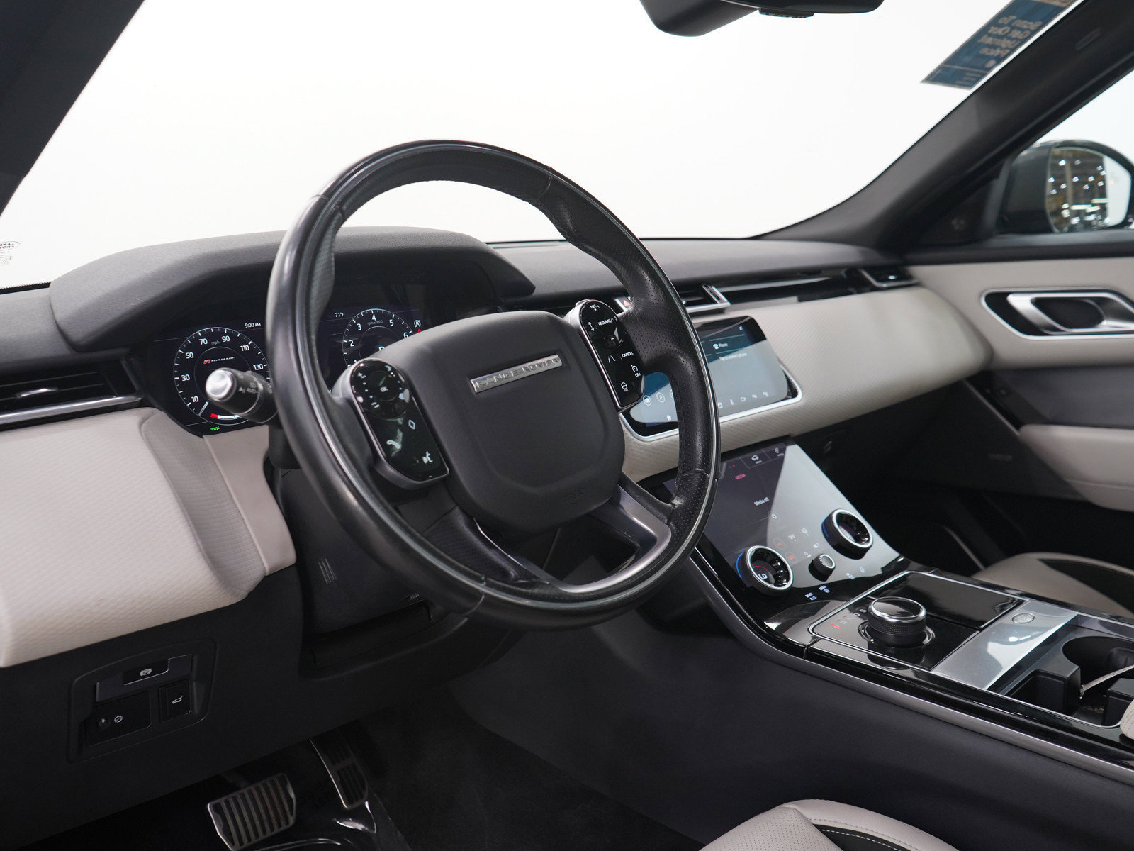 Used 2019 Land Rover Range Rover Velar R-Dynamic SE AWD/4WD image 25