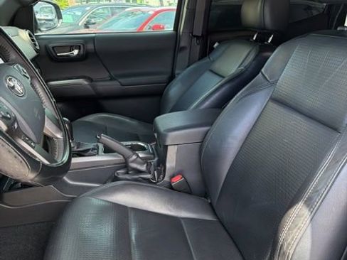 Used 2019 Toyota Tacoma SR image 12