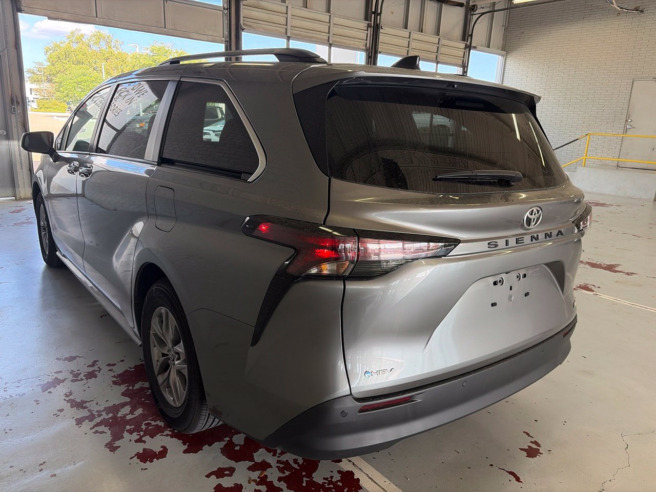 Used 2026 Toyota Sienna XLE FWD image 5