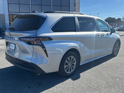 Certified 2023 Toyota Sienna XLE image 3