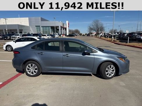 Used 2025 Toyota Corolla LE w/ Convenience Package image 2