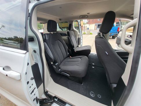 Used 2023 Chrysler Voyager LX FWD image 11