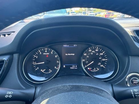 Used 2018 Nissan Rogue SV AWD/4WD image 11