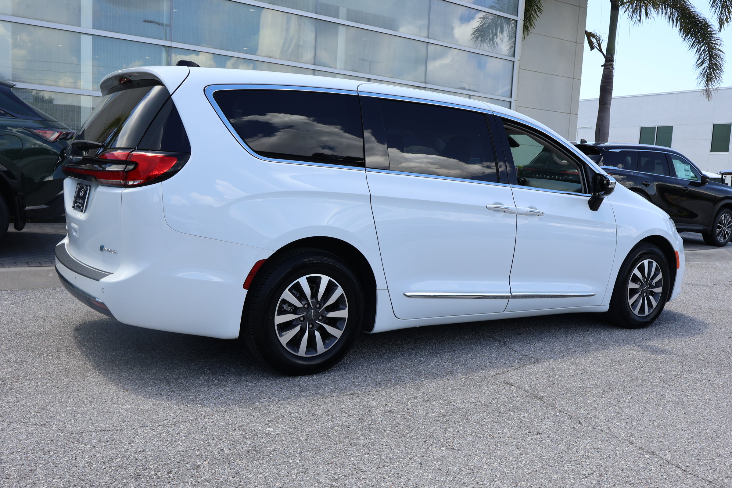 Used 2023 Chrysler Pacifica Limited FWD image 11