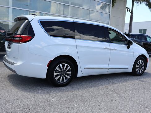 Used 2023 Chrysler Pacifica Limited FWD image 11