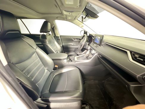 Used 2020 Toyota RAV4 XLE Premium image 31