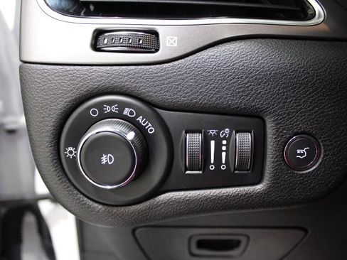 Used 2022 Jeep Cherokee Limited image 44